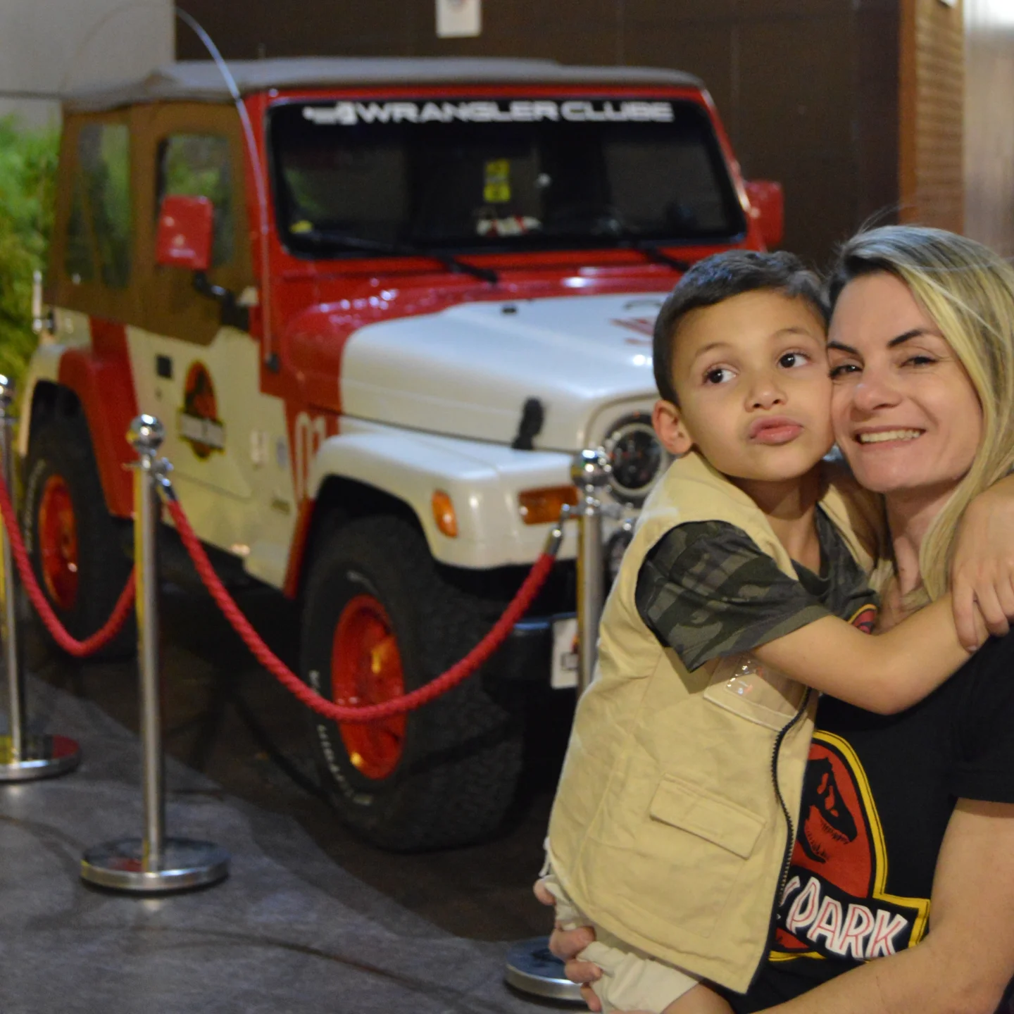Matheus e Nayra com o JP01 no shopping